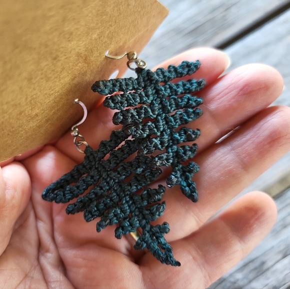 New & Handmade 🌿 Micro-macramé earrings - fern - Picture 3 of 5